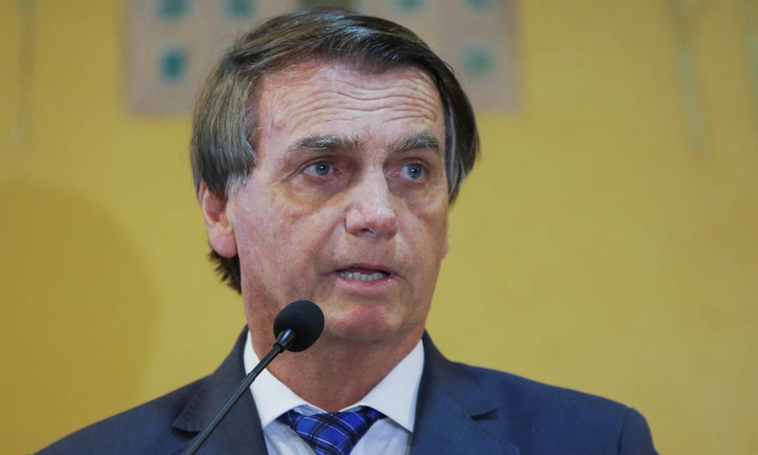 Bolsonaro discursando no microfone