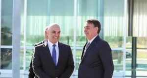 Alexandre de Moraes rindo ao lado de Bolsonaro