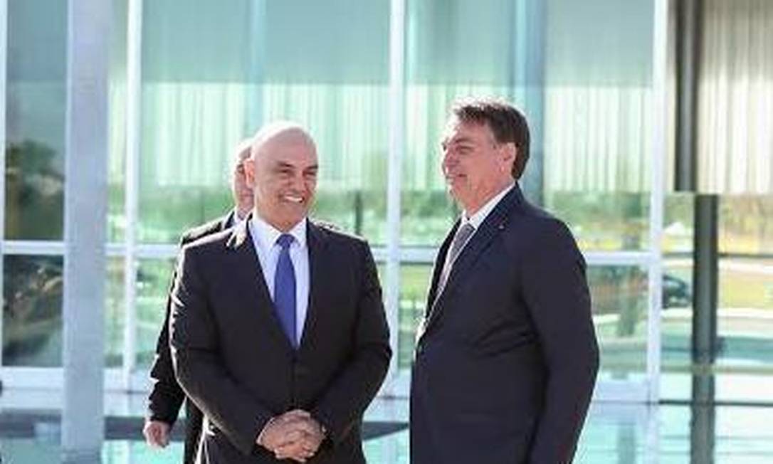 Alexandre de Moraes rindo ao lado de Bolsonaro
