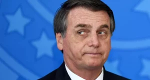 Bolsonaro com os olhos revirados e com a boca fechada