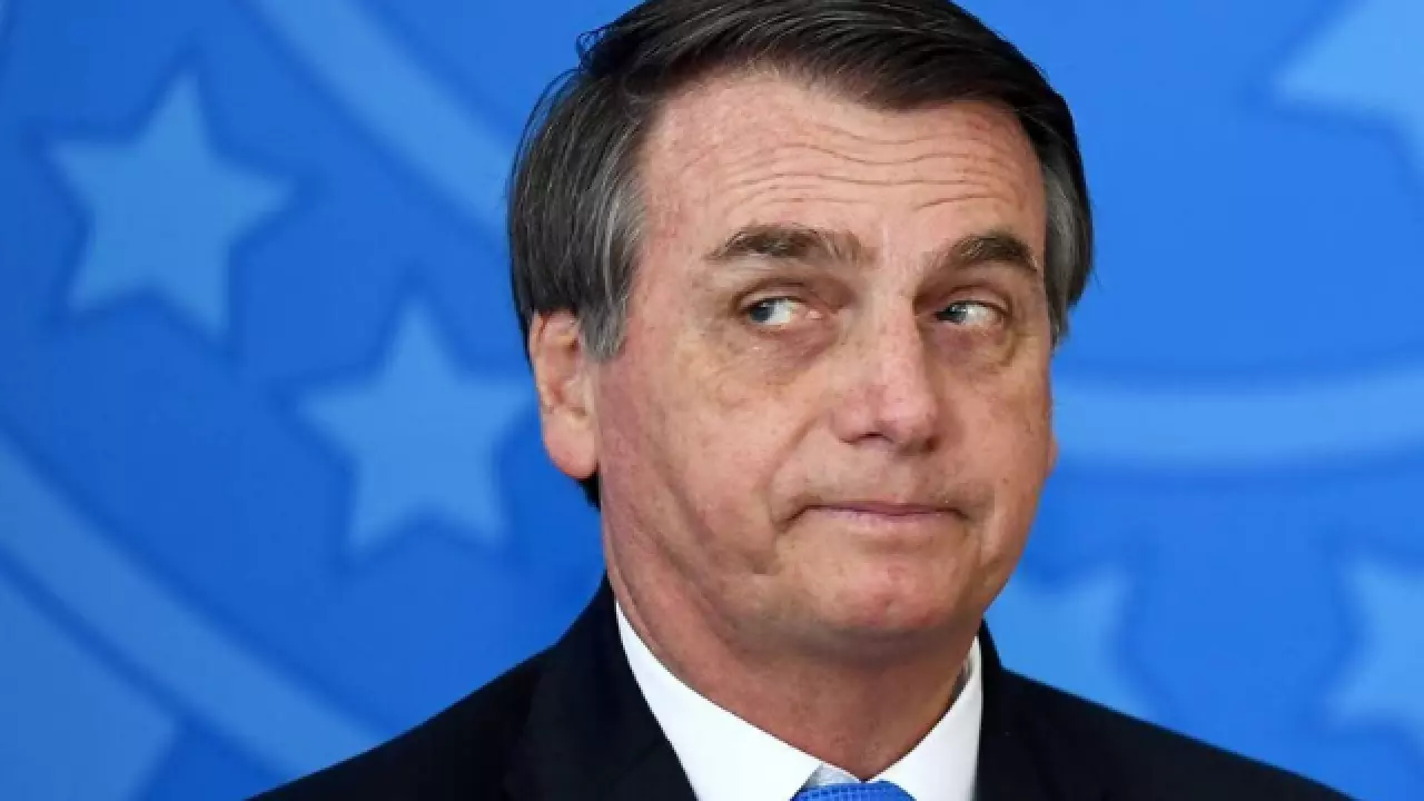 Bolsonaro com os olhos revirados e com a boca fechada