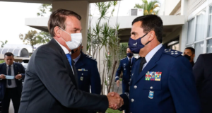 Presidente Jair Bolsonaro e o comandante da Aeronáutica, tenente-brigadeiro do Ar Carlos de Almeida Baptista Junior.