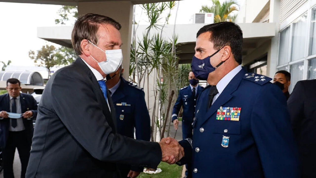 Presidente Jair Bolsonaro e o comandante da Aeronáutica, tenente-brigadeiro do Ar Carlos de Almeida Baptista Junior. 