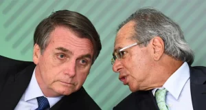 Em guerra, Bolsonaro e Guedes estão sentados e conversando, mas não é sobre o Centrão