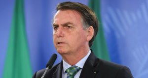 Bolsonaro discursando com terno e gravata