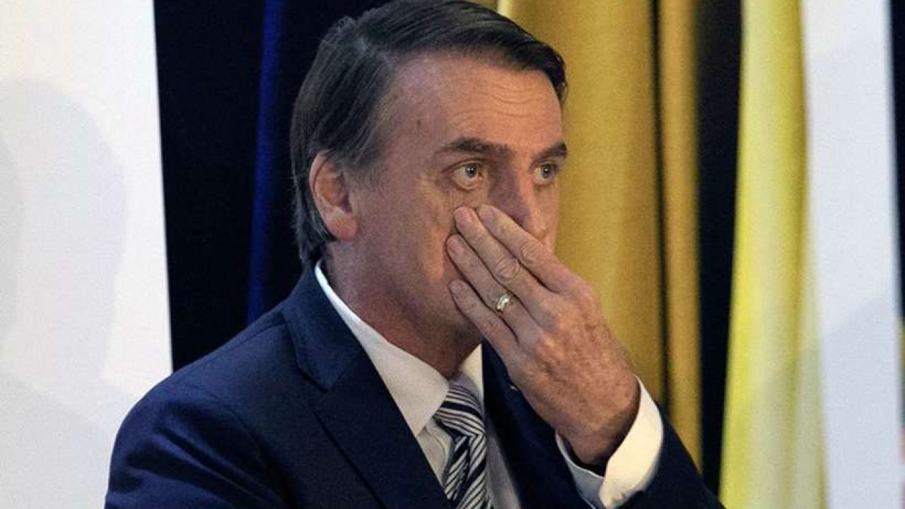 Bolsonaro com a mão no rosto