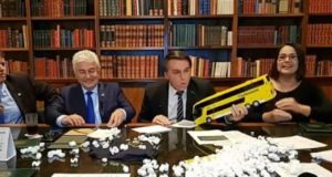 Bolsonaro brincando de Itapemirim