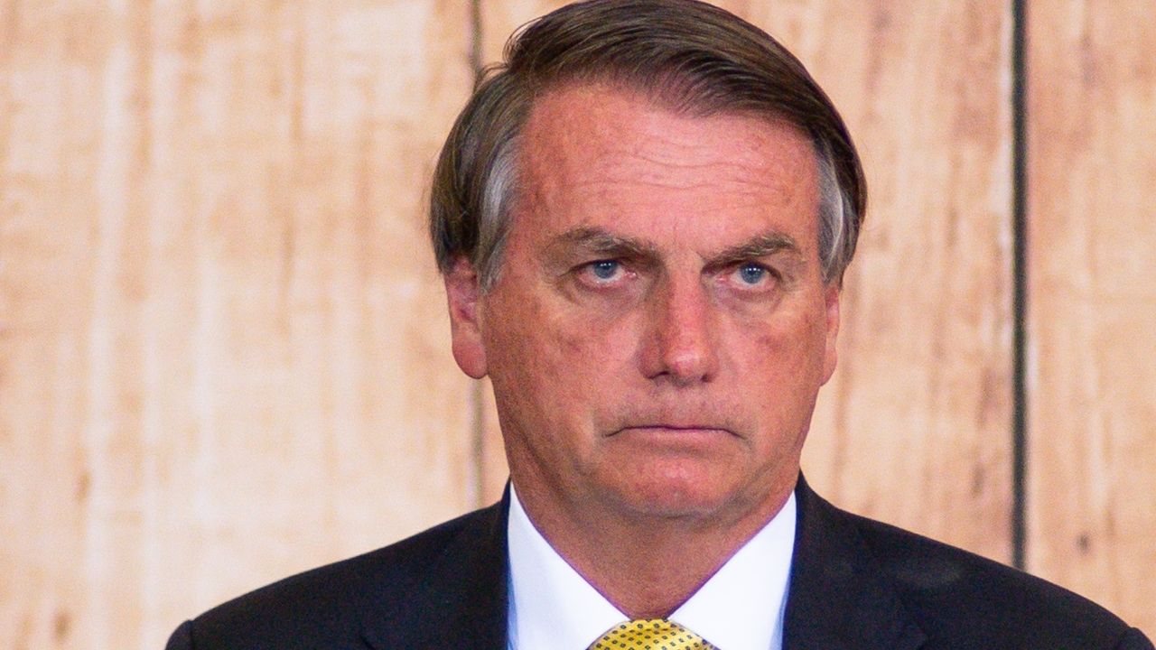 Bolsonaro sentado