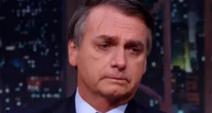 Bolsonaro chorando no programa The Noite