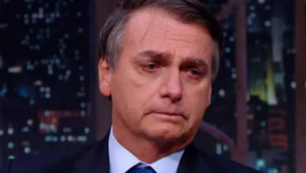 Bolsonaro chorando no programa The Noite