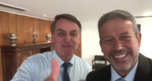 Lira e Bolsonaro lado a lado, rindo