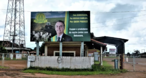 Outdoor em apoio ao presidente Jair Bolsonaro (PL) em uma cooperativa de produtores rurais no Mato Grosso do Sul. Foto: Rubens Valente/UOL
