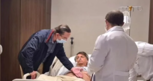 Bolsonaro sendo examinado. Imagem: Instagram