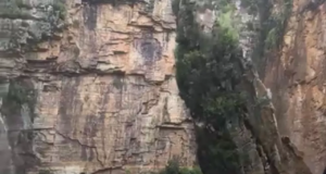 Pedra desliza sobre turistas em Capitólio