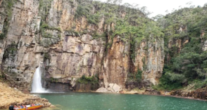 Bombeiros realizam trabalho de buscas em lago de Capitólio (MG) onde um pedaço de rocha desabou sobre lanchas neste sábado (8), deixando ao menos 5 mortos.