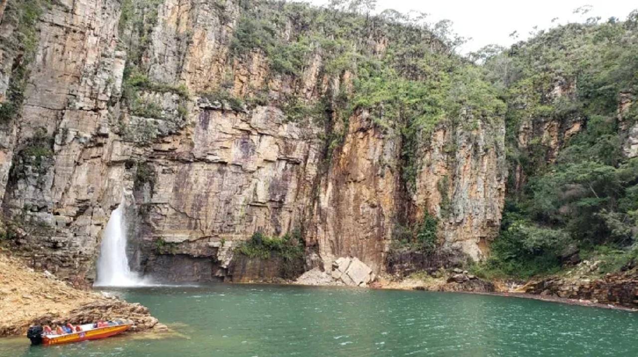 Bombeiros realizam trabalho de buscas em lago de Capitólio (MG) onde um pedaço de rocha desabou sobre lanchas neste sábado (8), deixando ao menos 5 mortos.