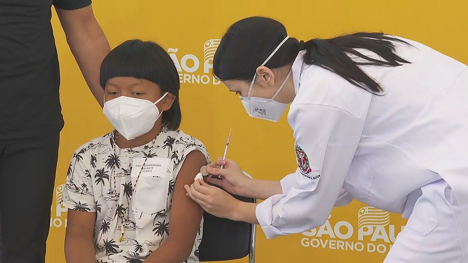 Davi Seremramiwe Xavante, de 8 anos, é a primeira criança vacinada contra a Covid-19 no Brasil. Imagem: Reprodução