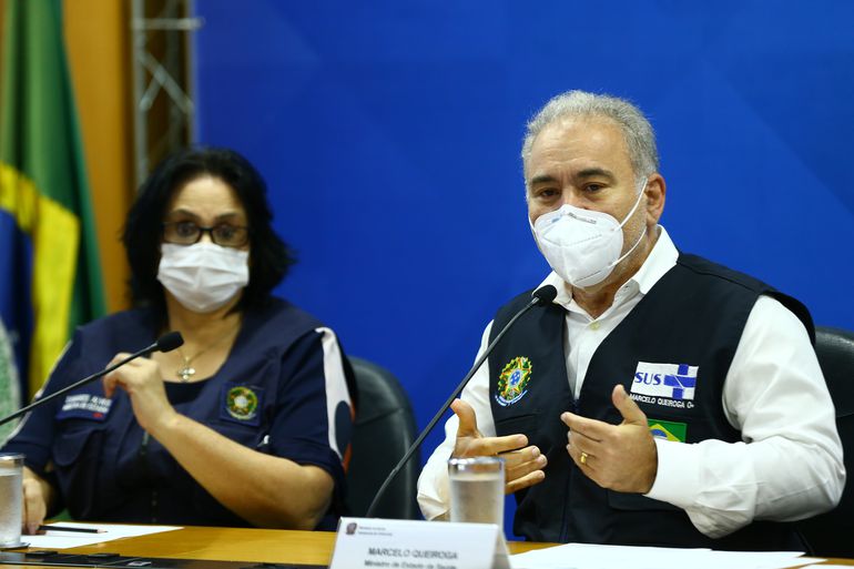 Damares e Queiroga sentados e em coletiva de imprensa