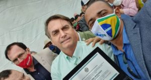 Deputado estadual de Rondônia entregando medalha ao presidente Jair Bolsonaro (PL). Imagem: Reprodução