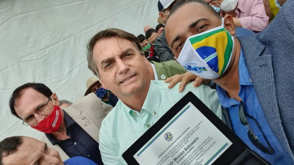Deputado estadual de Rondônia entregando medalha ao presidente Jair Bolsonaro (PL). Imagem: Reprodução