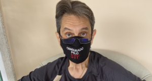 Foto de Roberto Jefferso com camisa preta, máscara e óculos. Ele está magro e tem aparência abatida.