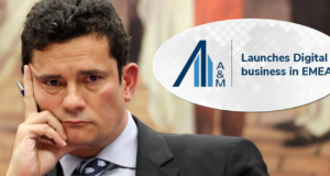 Foto de Moro com olhar preocupado e mão direita na bochecha. ao lado há a logo da empresa Alvarez & Marsal