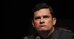 Foto de Moro (a foto tem apenas a cabeça) com olhar sério e aparência de estar emburrado.