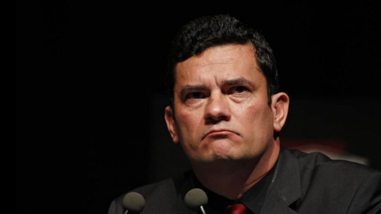 Foto de Moro (a foto tem apenas a cabeça) com olhar sério e aparência de estar emburrado.