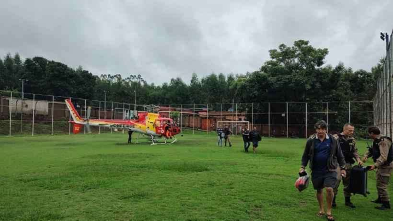 imagem de helicótero em um campo verde.