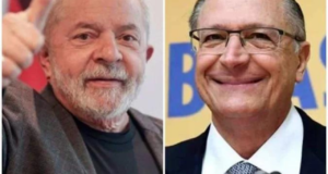 Foto de Lula (à esquerda) acenando com o polegar fazendo sinal de legal. Na montagem, à direita, Alckmin sorri, ele usa óculos.