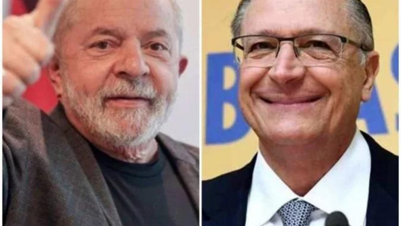 Foto de Lula (à esquerda) acenando com o polegar fazendo sinal de legal. Na montagem, à direita, Alckmin sorri, ele usa óculos.