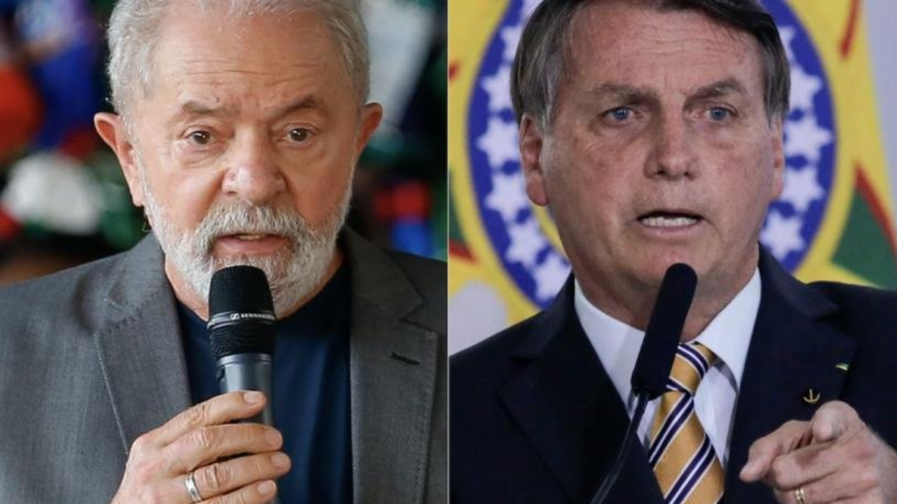 Motagem de foto com lula (à esquerda, falando ao microfone e com terno cinza) e Bolsonaro (à direita, usando terno preto e também fala ao microfone)