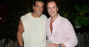 Foto de olivier Perroy, à direita, e Oliver Garneiro, à esquerda. Ambos estão com roupas brancas.