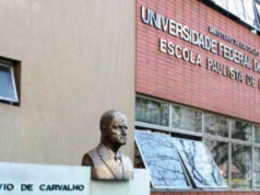Foto de ângulo lateral da fachada do prédio da Escola Paulista de Medicina, da Universidade Federal de São Paulo. Há um busto na lateral esquerda