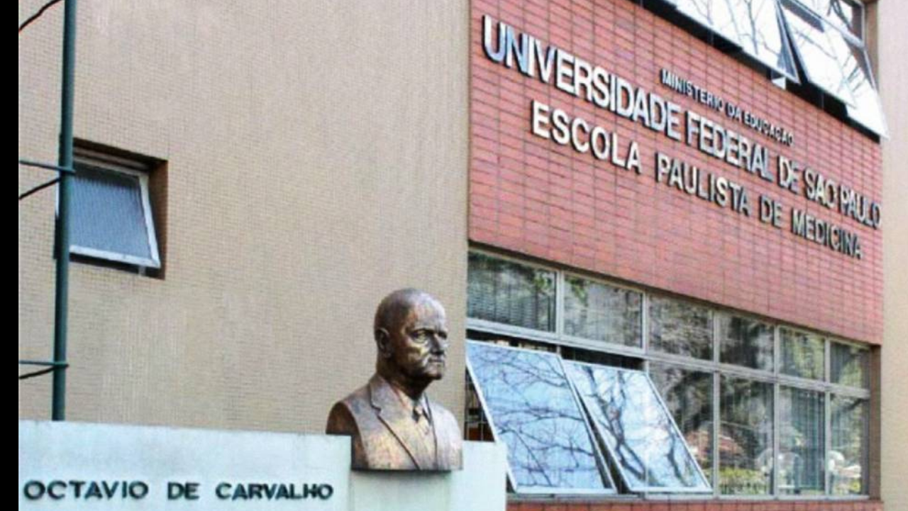 Foto de ângulo lateral da fachada do prédio da Escola Paulista de Medicina, da Universidade Federal de São Paulo. Há um busto na lateral esquerda