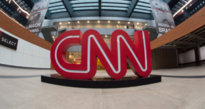 Foto do hall de entrada da CNN Brasil. As letras estão em vermelho