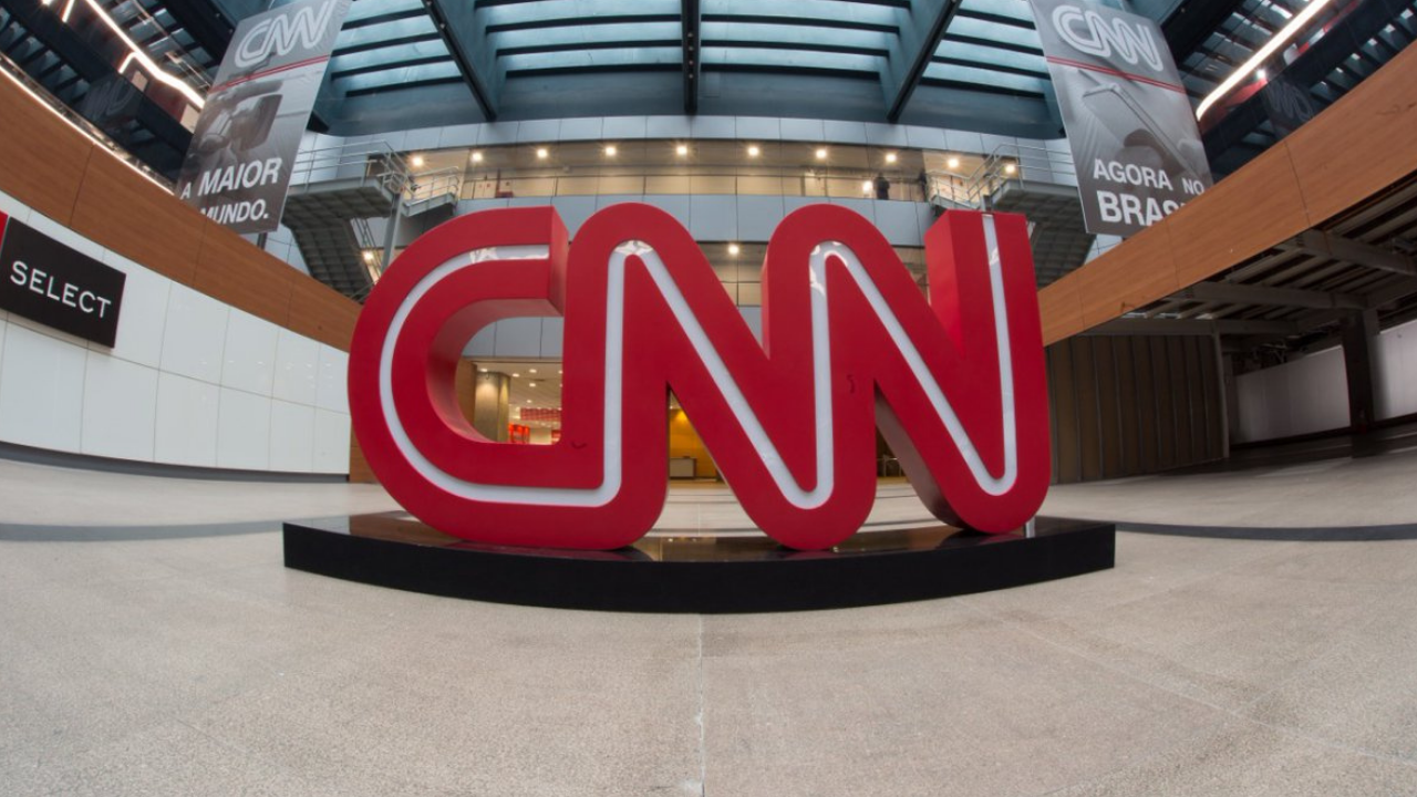 Foto do hall de entrada da CNN Brasil. As letras estão em vermelho