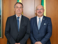 Foto de Bolsonaro e o ministro da educação Milton Ribeiro, ambos sorrindo e posando para a foto.