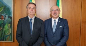 Foto de Bolsonaro e o ministro da educação Milton Ribeiro, ambos sorrindo e posando para a foto.
