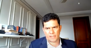 Foto de Sérgio Moro usando terno preto. É um print de uma entrevista no YouTube, ele está sério.
