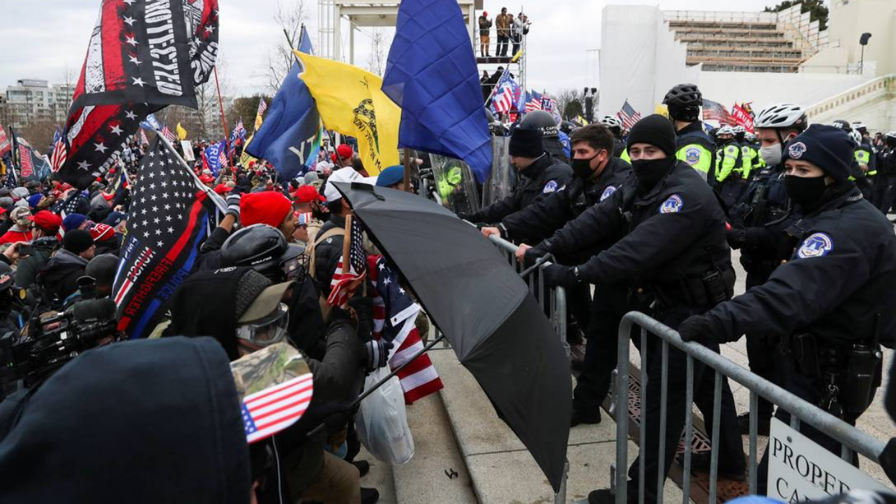 foto de manifestantes no Capitólio