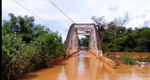 Foto de barragem que se rompeu