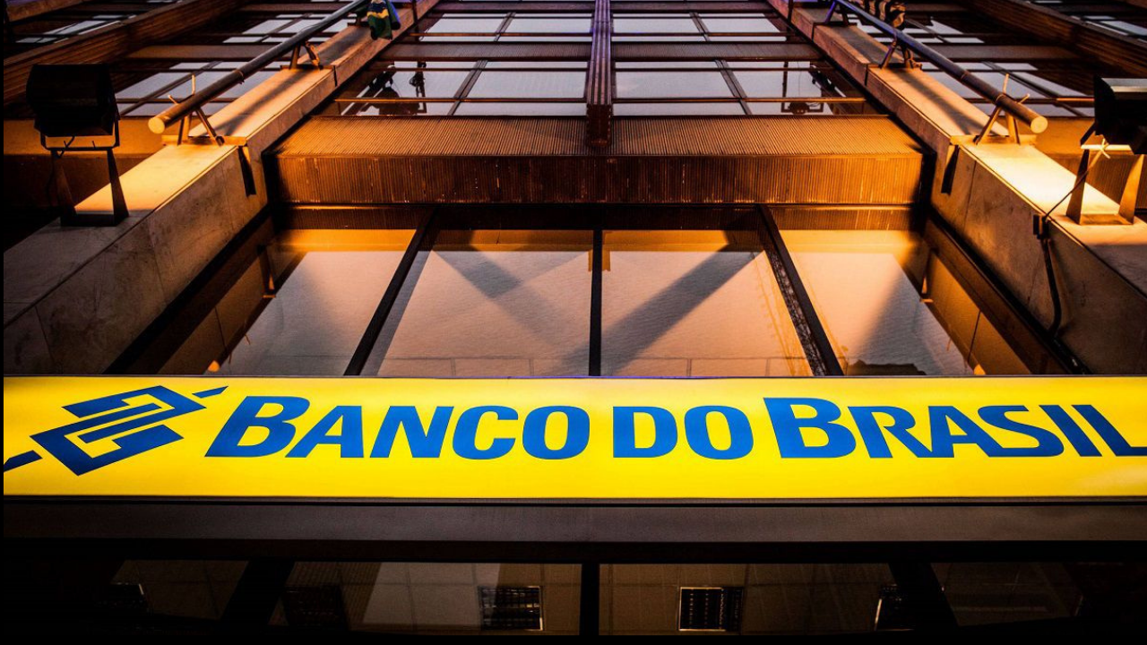 Foto de fachada do Banco do Brasil com letreiro em azul com fundo amarelo.