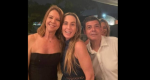 foto do promotor, Alexandre Murilo Garcia, que usa uma camisa branca, e duas mulheres ao seu lado.