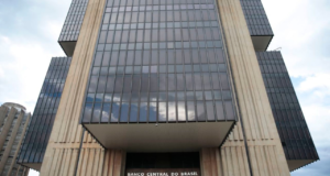 Foto do prédio do Banco Central nas cores preta e marrom