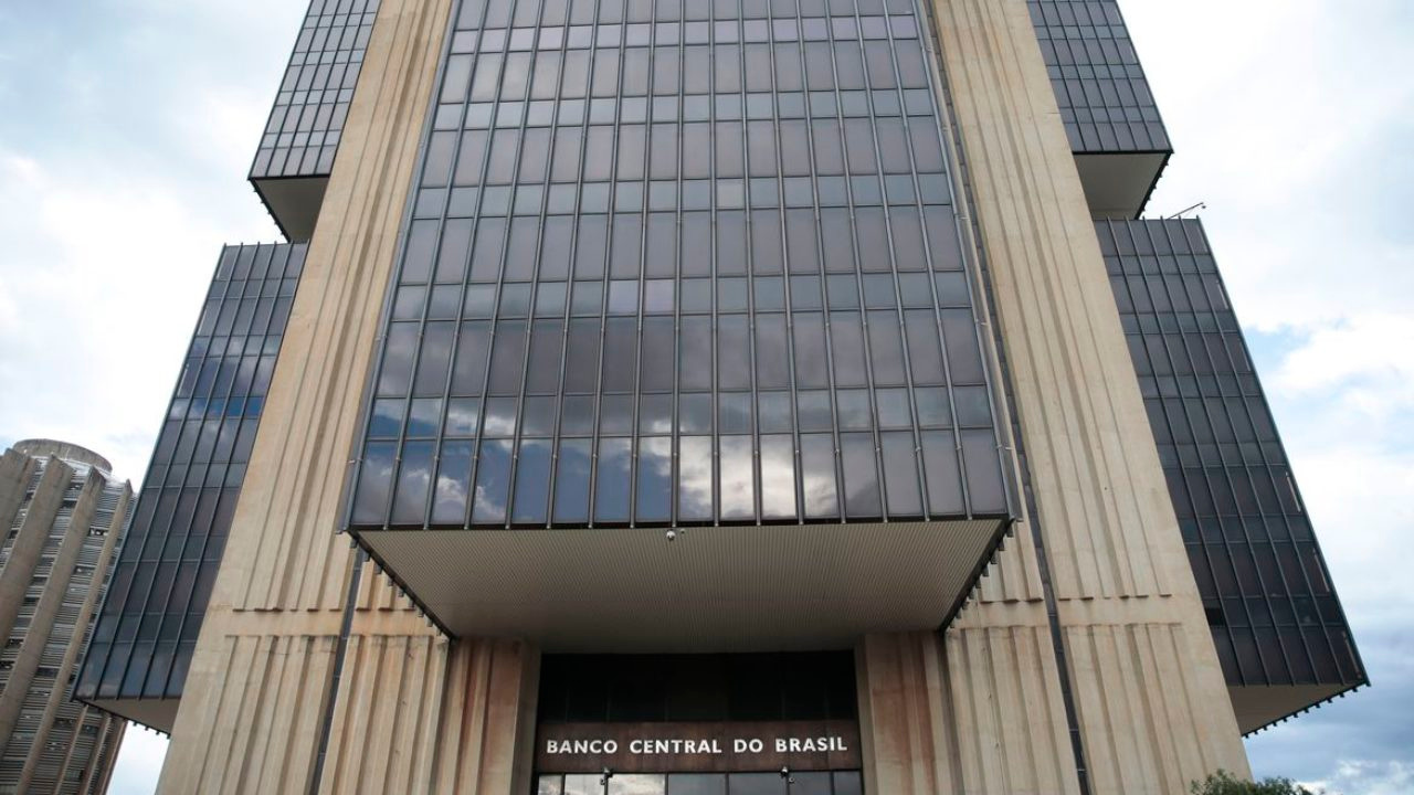 Foto do prédio do Banco Central nas cores preta e marrom
