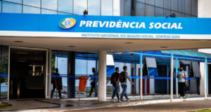 Foto de entrada do INSS escrito "Previdência Social"