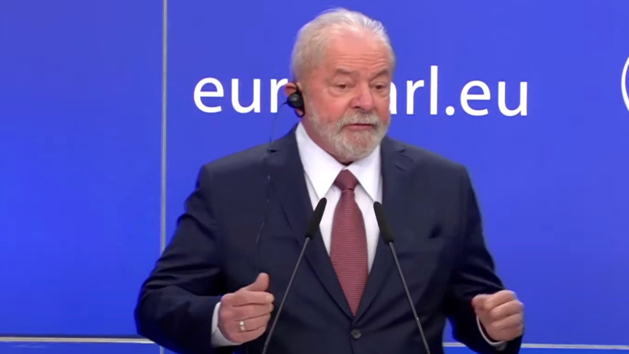 Foto do Lula em discurso na União Europeia