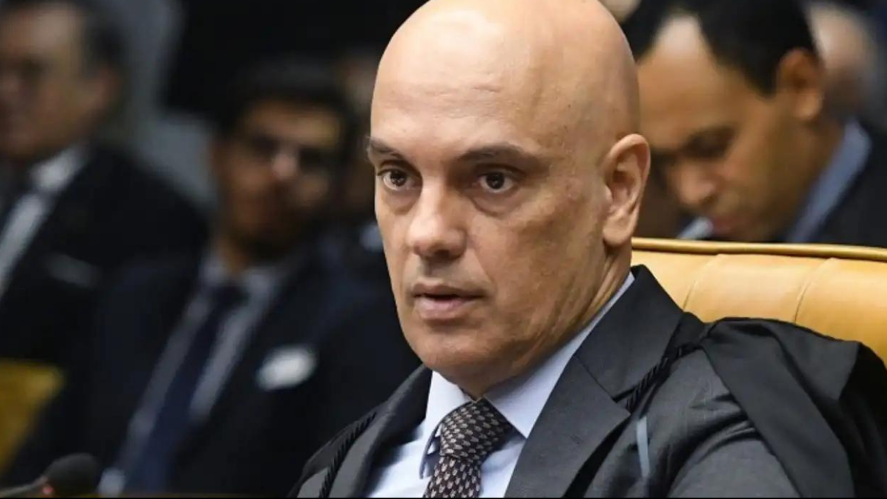 Foto de Alexandre moraes com olhar série no plenário do STF. Ele é calvo e usa terno preto.