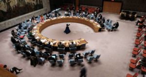 Foto de reunião na ONU com os representantes dos países. Há um círculo com três fileiras de cadeiras ao redor e os embaixadores sentados no lugar.